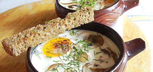 Яйца-кокот с грибами