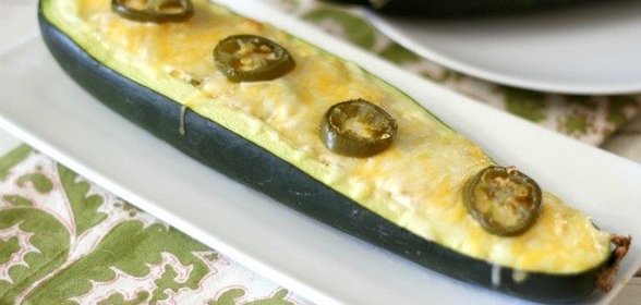 Цукини, фаршированные курицей и халапеньо