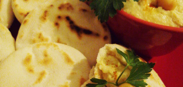 Хумус с батбут (миниатюрными марокканскими лепешками)