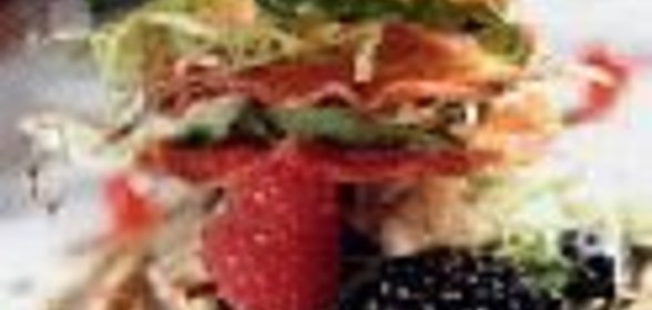 Мильфёй из лесных ягод и сыра рокфор