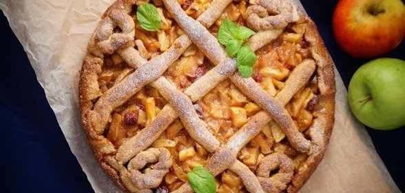 Яблочный пирог с медом и клюквой