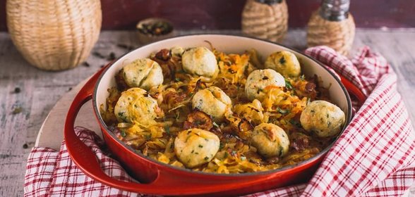 Тушеная квашеная капуста с клецками