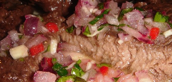 Стейки из говяжьего филе в винном маринаде с соусом чимичури