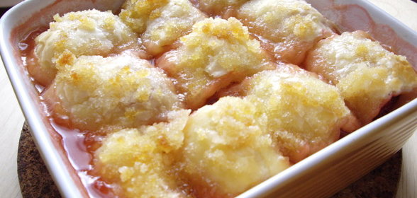 Влажные булочки-роллы с клубнично-банановой начинкой и соусом