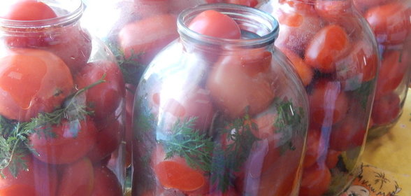 Консервированные томаты с листьями моркови