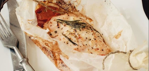 Куриные рулетики с беконом и моцареллой в пергаменте