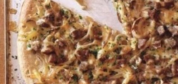 Пицца с луком и колбасой