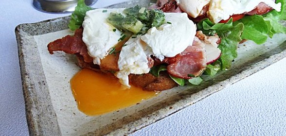 Брускеты с беконом и яйцом - пашот