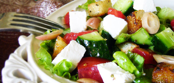 Салат с овощами и чесночными гренками