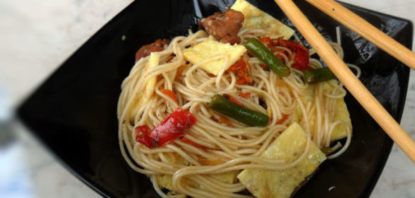 Лапша сомен с курицей, овощами и омлетом