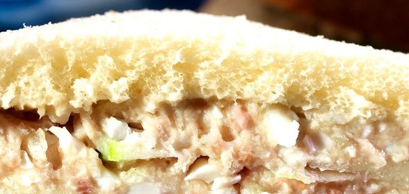 Сэндвичи на белом хлебе с форшмаком и яблоком