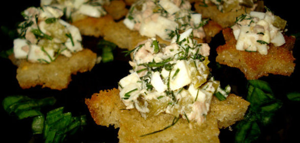 Чесночные тосты с печенью трески