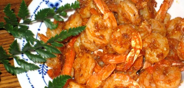 Жареные креветки с чесноком