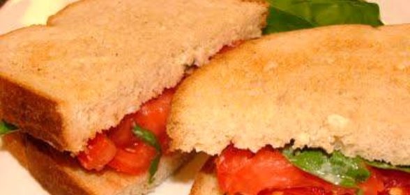 Румяный сандвич с помидором