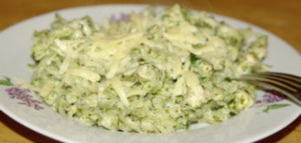 спиральки с курицей в сливочном соусе с чесноком и шпинатом