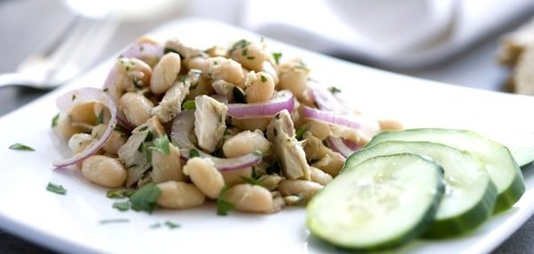 Простой салат с фасолью консервированной