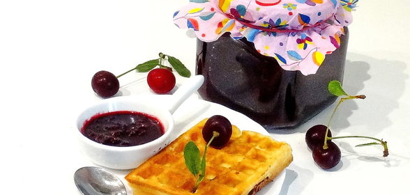 Вишневой варенье с шоколадом и миндалем