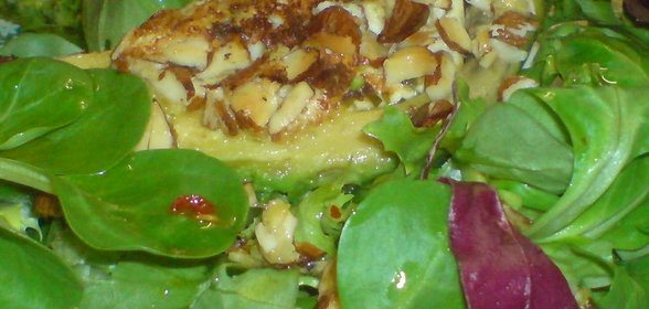 Салат с обжаренным,фаршированным козьим сыром, авокадо