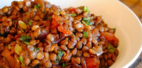 Чечевица с луком и помидорами