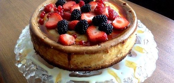 Чизкейк с белым и молочным шоколадом под карамельным соусом