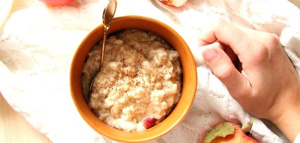 Овсяная каша с ванилью, яблоком и арахисовым маслом