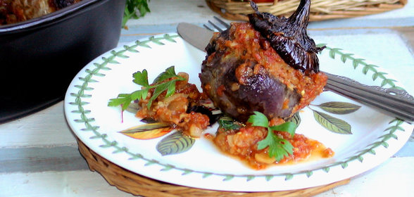 Запеченные фаршированные баклажаны в томатном соусе