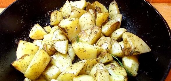 Запеченный в кожуре со специями молодой картофель