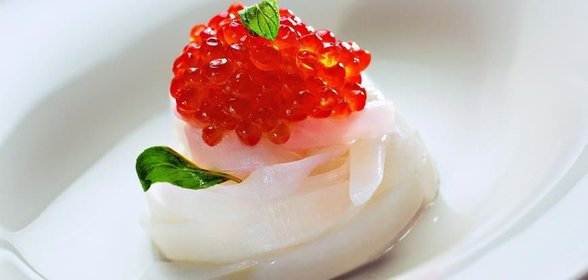 Икра красная с лапшой из дайкона и мятой