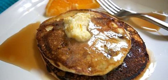 Кукурузные оладьи с черникой и апельсиновым маслом