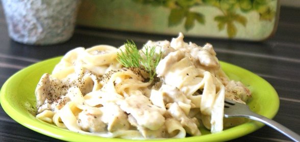 Фетучини с куриным фаршем в сырном соусе