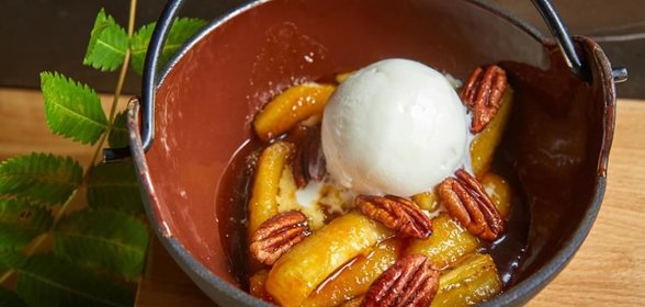 Жареные бананы в карамели с орехом пекан