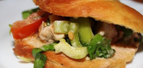 Салат с куриным филе, болгарским перцем, шпинатом (в лепешке)