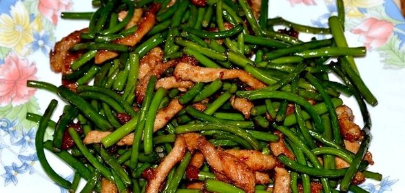 Свинина со стрелками чеснока