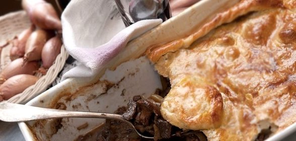 Мясной пирог под слоеным тестом