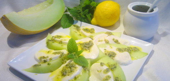 Дынное капрезе с мелисовым песто