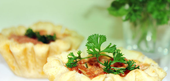 Тарталетки с курицей и помидорами