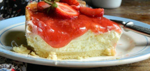 Пирог с творожным кремом и клубникой