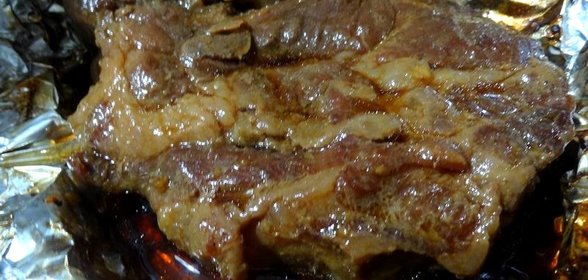 Нежные свиные стейки, запеченные в духовке