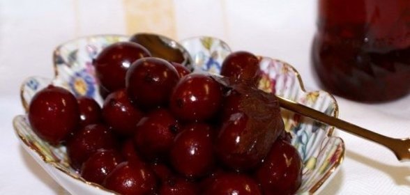 Пирог бисквитный с вареньем из малины