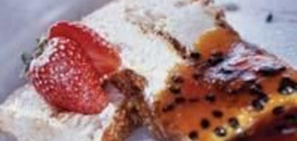 Семифредо с крокканте и конфитюром из маракуйи