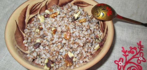 Гречневая каша с грецкими орехами.
