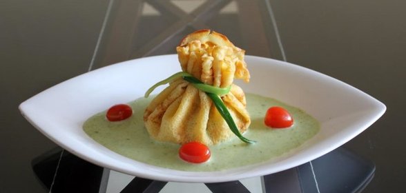 Блинные мешочки с соусом из спаржи