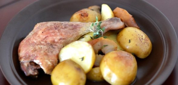 Утиные окорочка с яблоками в духовке
