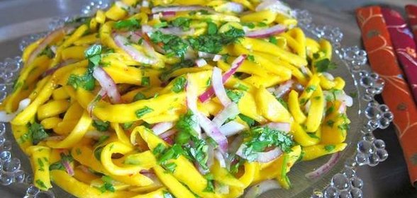 Салат с манго и репчатым луком