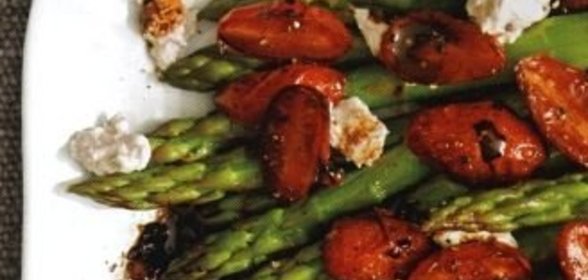 Спаржа с жареными помидорами и козьим сыром