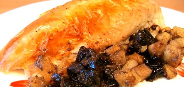 Курица, жаренная с яблоками и черносливом