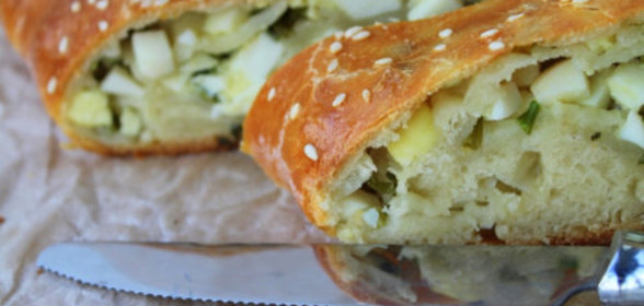 Дрожжевой рулет с луком и яйцом