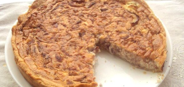 Киш с красным луком и козьим сыром