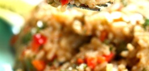 Жареный коричневый рис с овощами и яйцами