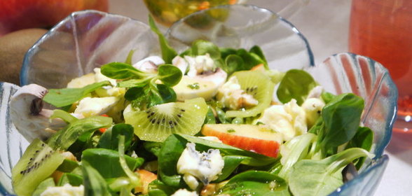 Зеленый корн-салат с шампиньонами и сыром с голубой плесенью